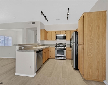 251 S Green Valley Parkway - Photo Thumbnail 24