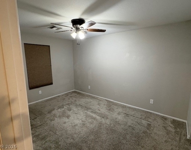 1002 E Dorrell Lane - Photo Thumbnail 5