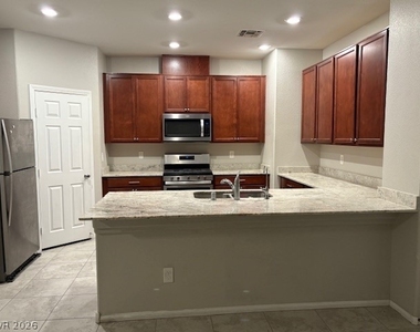 1002 E Dorrell Lane - Photo Thumbnail 3