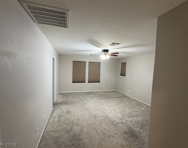 1002 E Dorrell Lane - Photo Thumbnail 8
