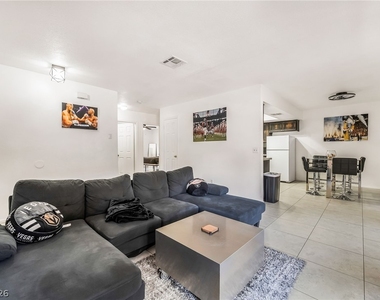 5576 W Rochelle Avenue - Photo Thumbnail 5