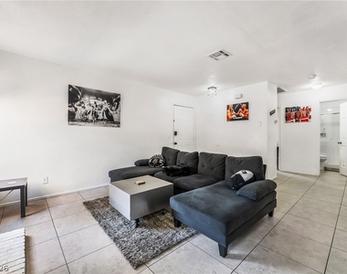 5576 W Rochelle Avenue - Photo Thumbnail 4
