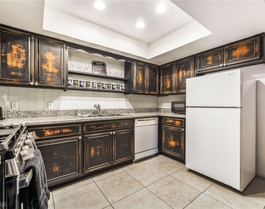 5576 W Rochelle Avenue - Photo Thumbnail 8
