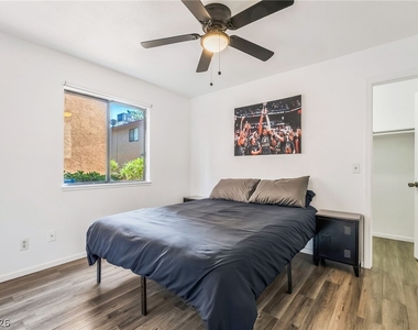 5576 W Rochelle Avenue - Photo Thumbnail 17