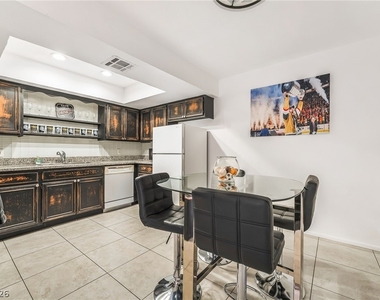 5576 W Rochelle Avenue - Photo Thumbnail 6