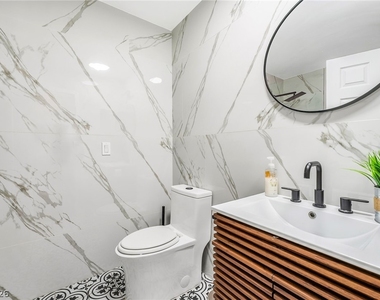 5576 W Rochelle Avenue - Photo Thumbnail 2