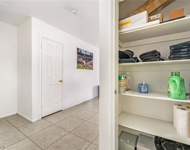 5576 W Rochelle Avenue - Photo Thumbnail 21