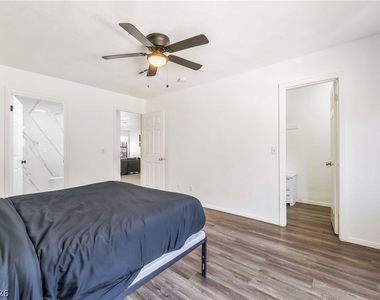 5576 W Rochelle Avenue - Photo Thumbnail 14