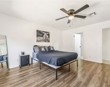 5576 W Rochelle Avenue - Photo Thumbnail 13