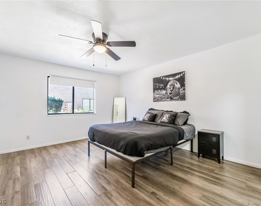 5576 W Rochelle Avenue - Photo Thumbnail 12