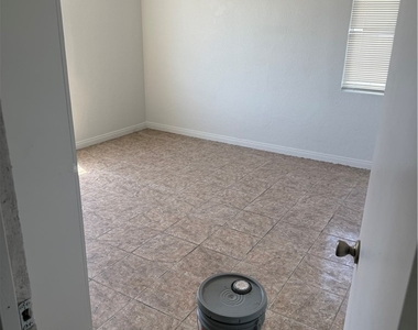 530 E Oakey Boulevard - Photo Thumbnail 2