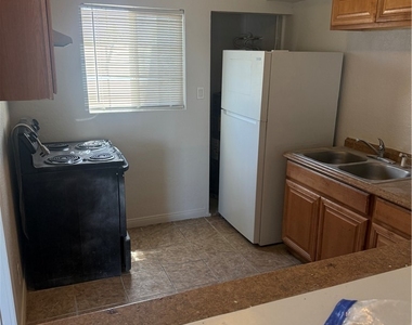 530 E Oakey Boulevard - Photo Thumbnail 6