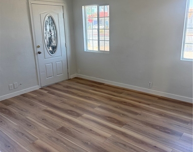 530 E Oakey Boulevard - Photo Thumbnail 4