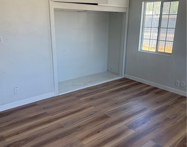 530 E Oakey Boulevard - Photo Thumbnail 3