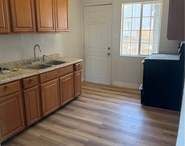 530 E Oakey Boulevard - Photo Thumbnail 5