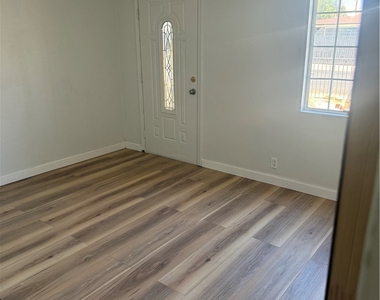 530 E Oakey Boulevard - Photo Thumbnail 2