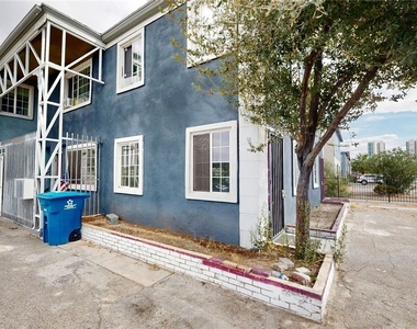 530 E Oakey Boulevard - Photo Thumbnail 9