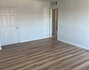 530 E Oakey Boulevard - Photo Thumbnail 7
