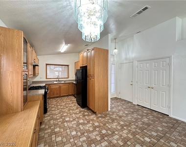 8009 Sierra Largo Drive - Photo Thumbnail 6
