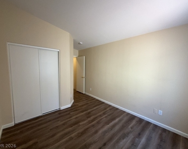 526 Regal Robin Way - Photo Thumbnail 7