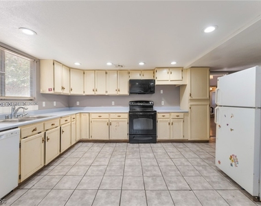 4268 Hampshire Circle - Photo Thumbnail 5