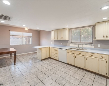 4268 Hampshire Circle - Photo Thumbnail 7
