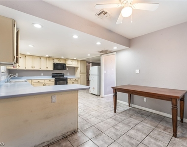 4268 Hampshire Circle - Photo Thumbnail 10