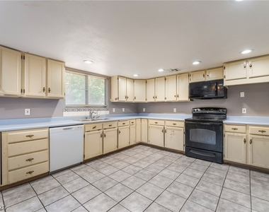 4268 Hampshire Circle - Photo Thumbnail 6