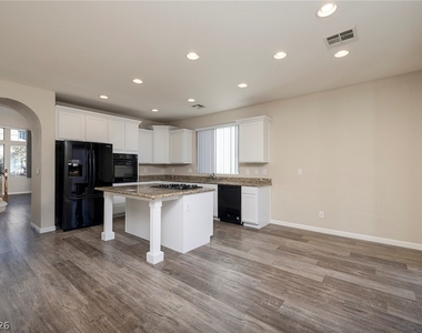 11749 Via Esperanza Avenue - Photo Thumbnail 4