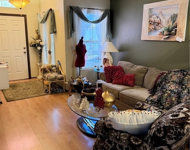 8112 W Gilmore Avenue - Photo Thumbnail 2