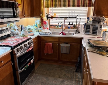 8112 W Gilmore Avenue - Photo Thumbnail 3