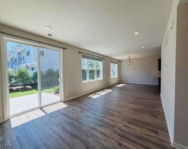 907 Greenland Sq - Photo Thumbnail 8