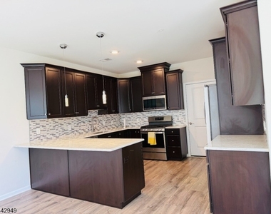 907 Greenland Sq - Photo Thumbnail 4
