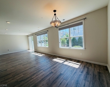 907 Greenland Sq - Photo Thumbnail 9