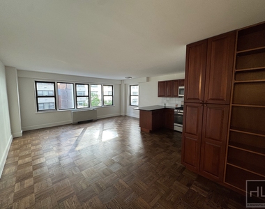 East 63 Street - Photo Thumbnail 2