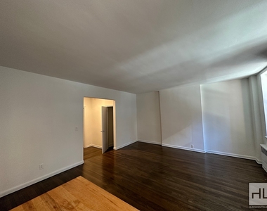 East 49 Street - Photo Thumbnail 1