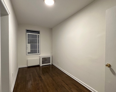 East 49 Street - Photo Thumbnail 5