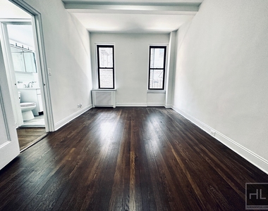 East 46 Street - Photo Thumbnail 3