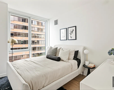 1st Avenue - Photo Thumbnail 4