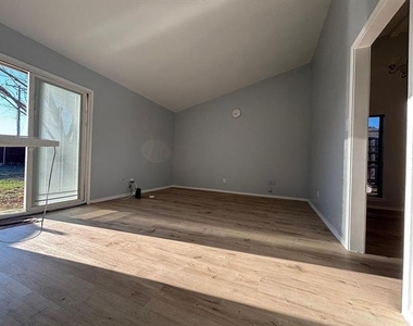 7921 Freeland Drive - Photo Thumbnail 8