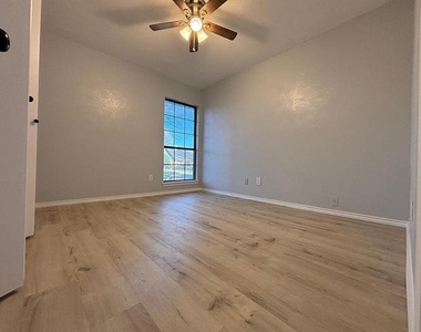 7921 Freeland Drive - Photo Thumbnail 10