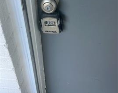 909 Laguna Drive - Photo Thumbnail 12