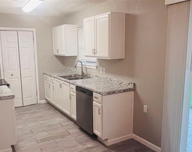 909 Laguna Drive - Photo Thumbnail 11