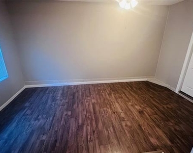 909 Laguna Drive - Photo Thumbnail 8