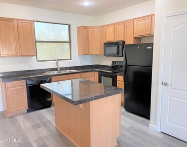 112 W Milada Drive - Photo Thumbnail 7