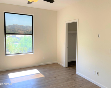 112 W Milada Drive - Photo Thumbnail 5
