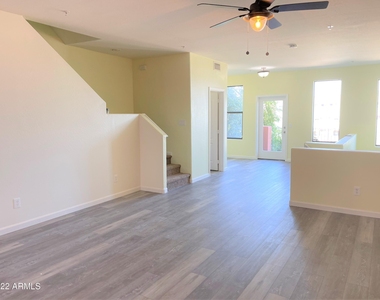 112 W Milada Drive - Photo Thumbnail 6