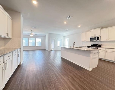 905 Berry Street - Photo Thumbnail 8