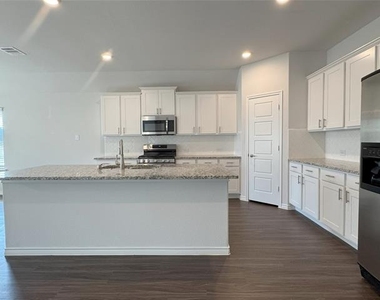 905 Berry Street - Photo Thumbnail 3
