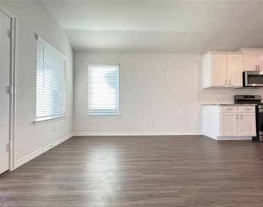 905 Berry Street - Photo Thumbnail 10